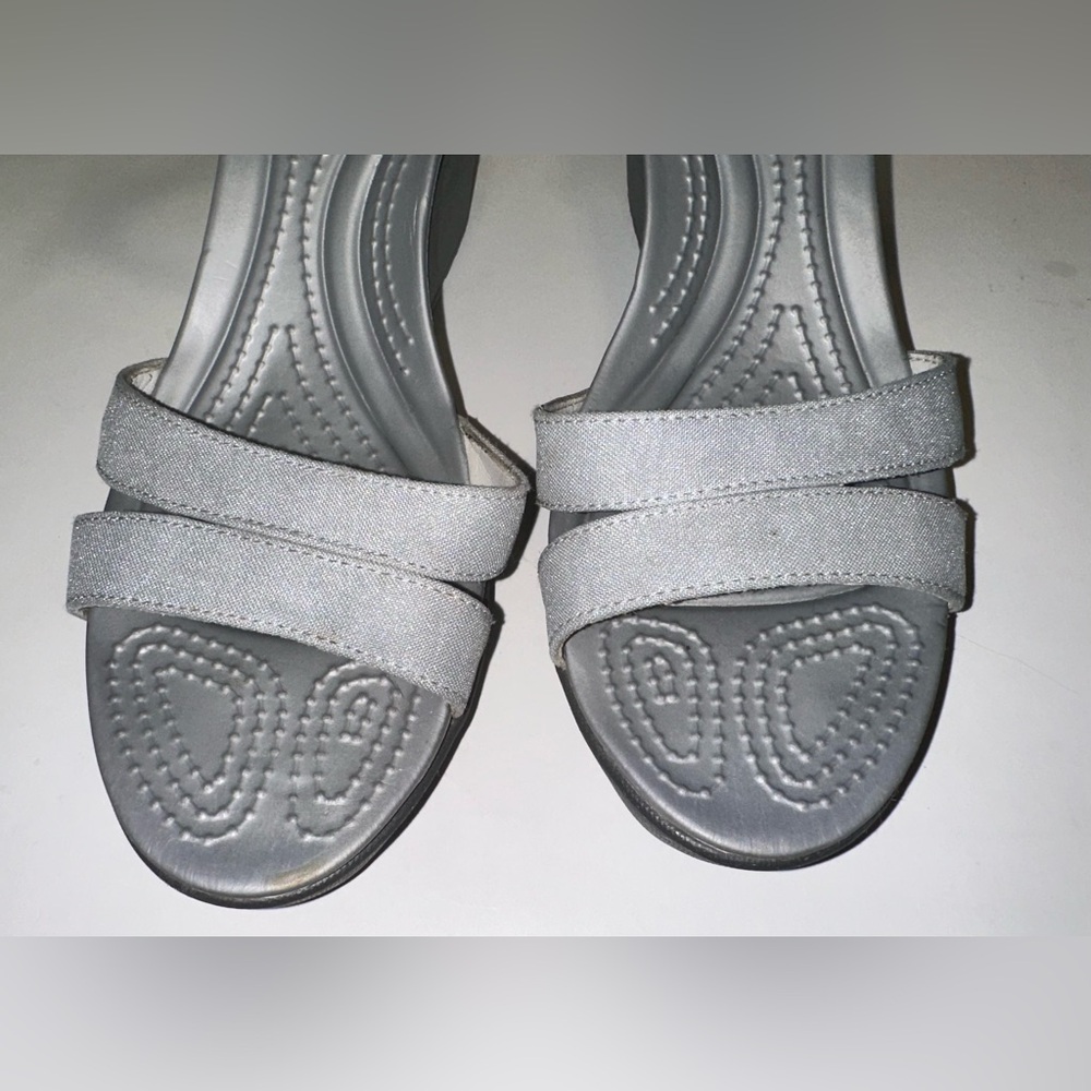 Crocs Women's Leigh II Ankle Strap Wedge Size 10 Sandals Heels Gray Fabric - Picture 8 of 8